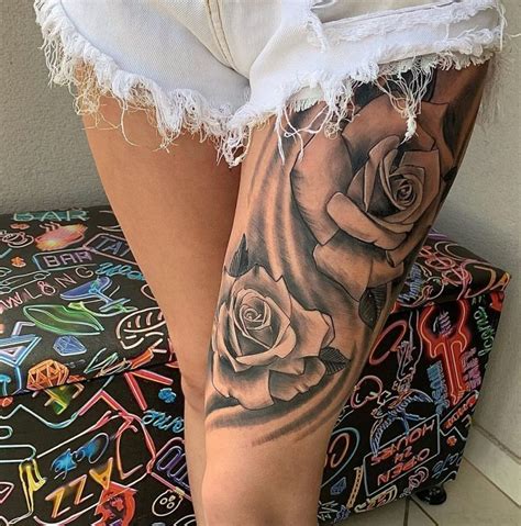 tatuagem feminina de flor na coxa|Tatuagem flores coxa